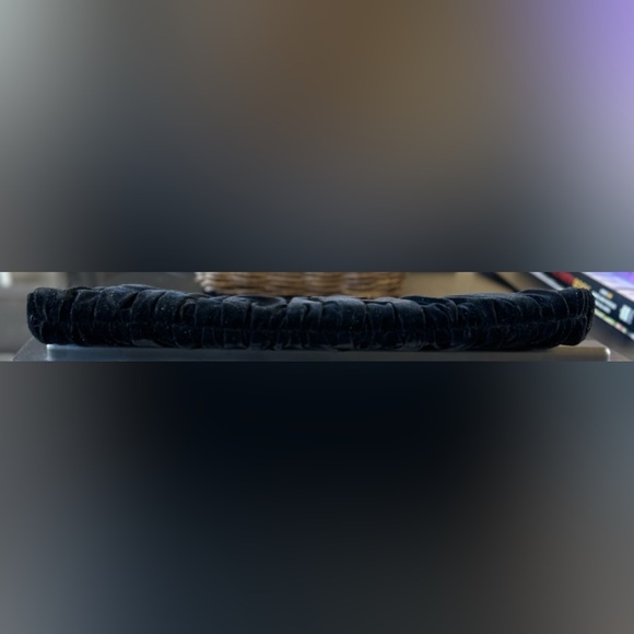 "Mary Kay" Black Velvet Clutch Silver Chain Handle. Pink interior with the logo - Picture 3 of 4